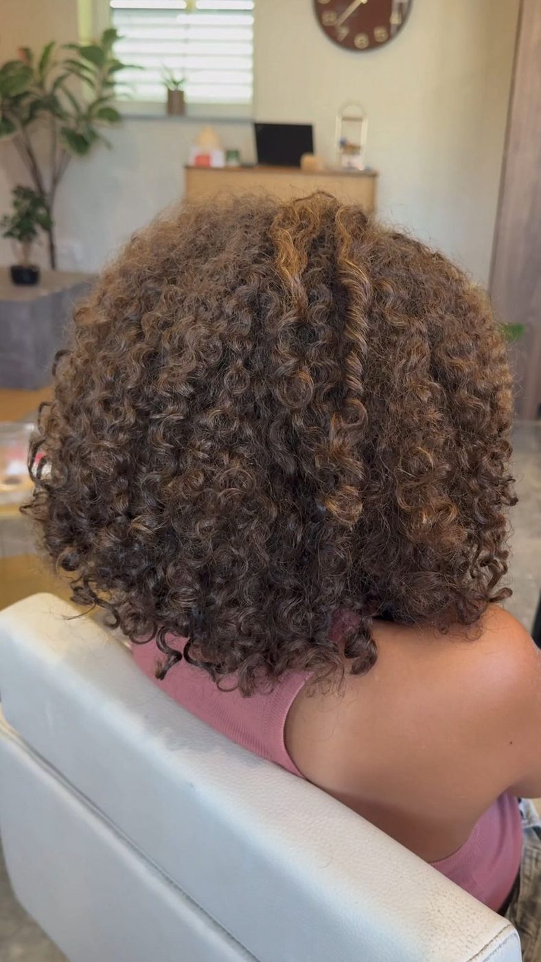 Cheveux bouclés naturels